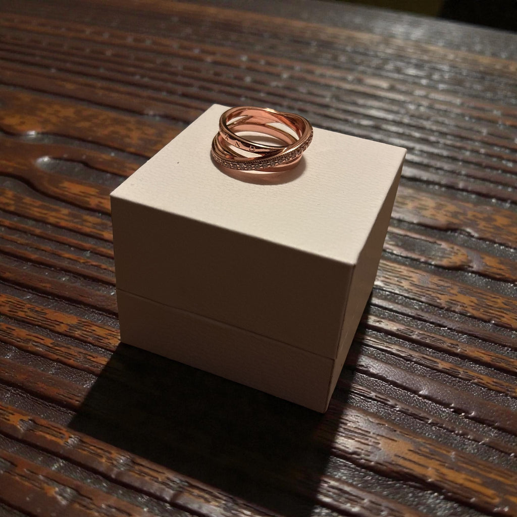 Anillo de banda triple cruzado en pavé