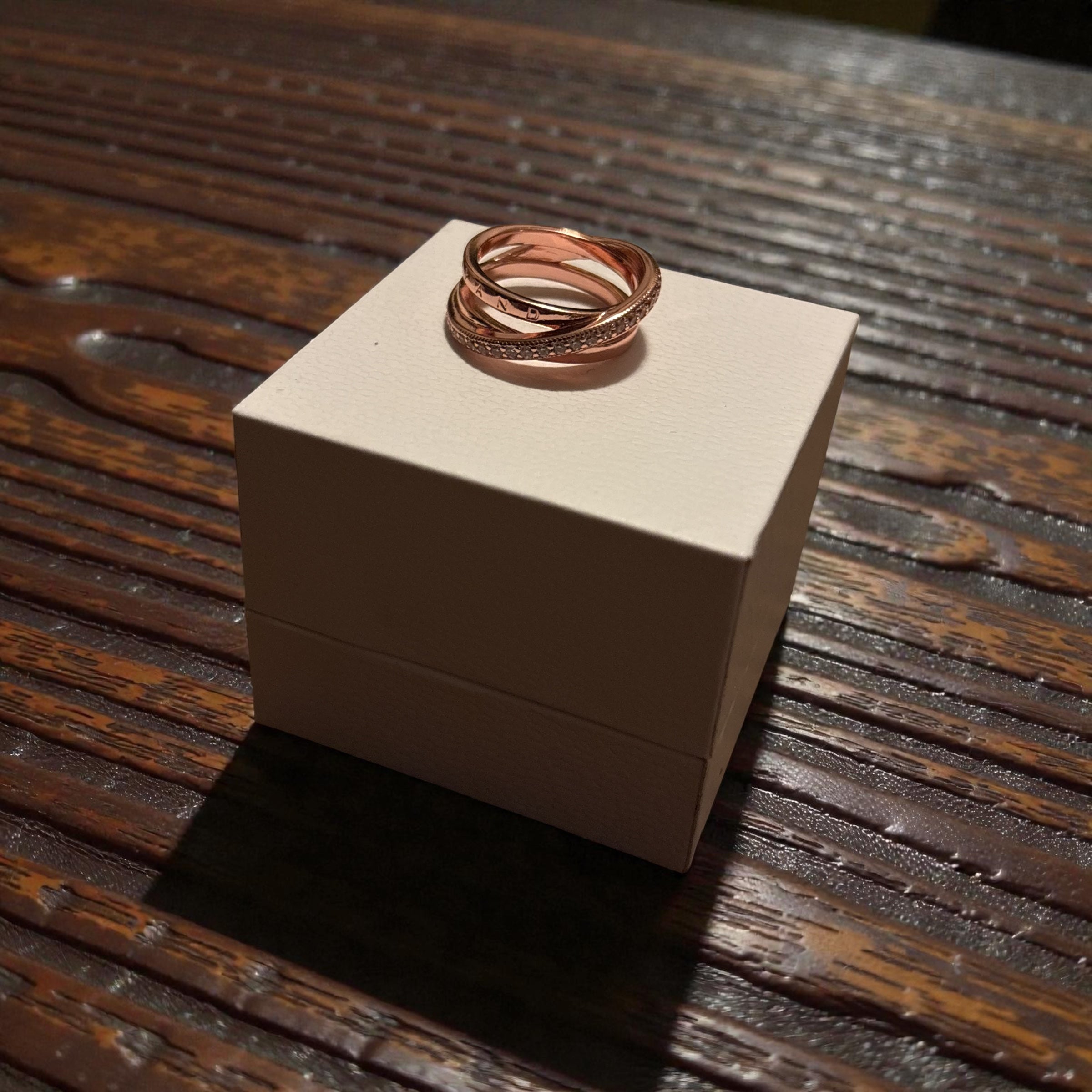 Anillo de banda triple cruzado en pavé