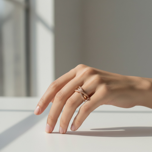 Anillo de banda triple cruzado en pavé