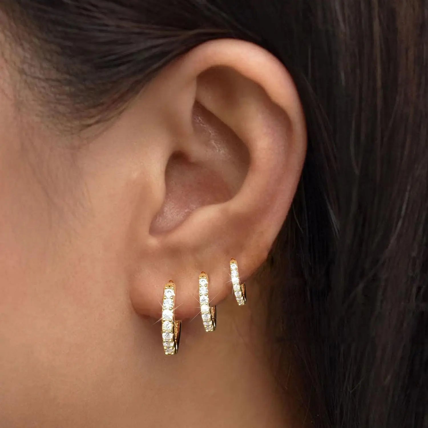 Aretes Aura Huggie – Plata 925 y Zirconia