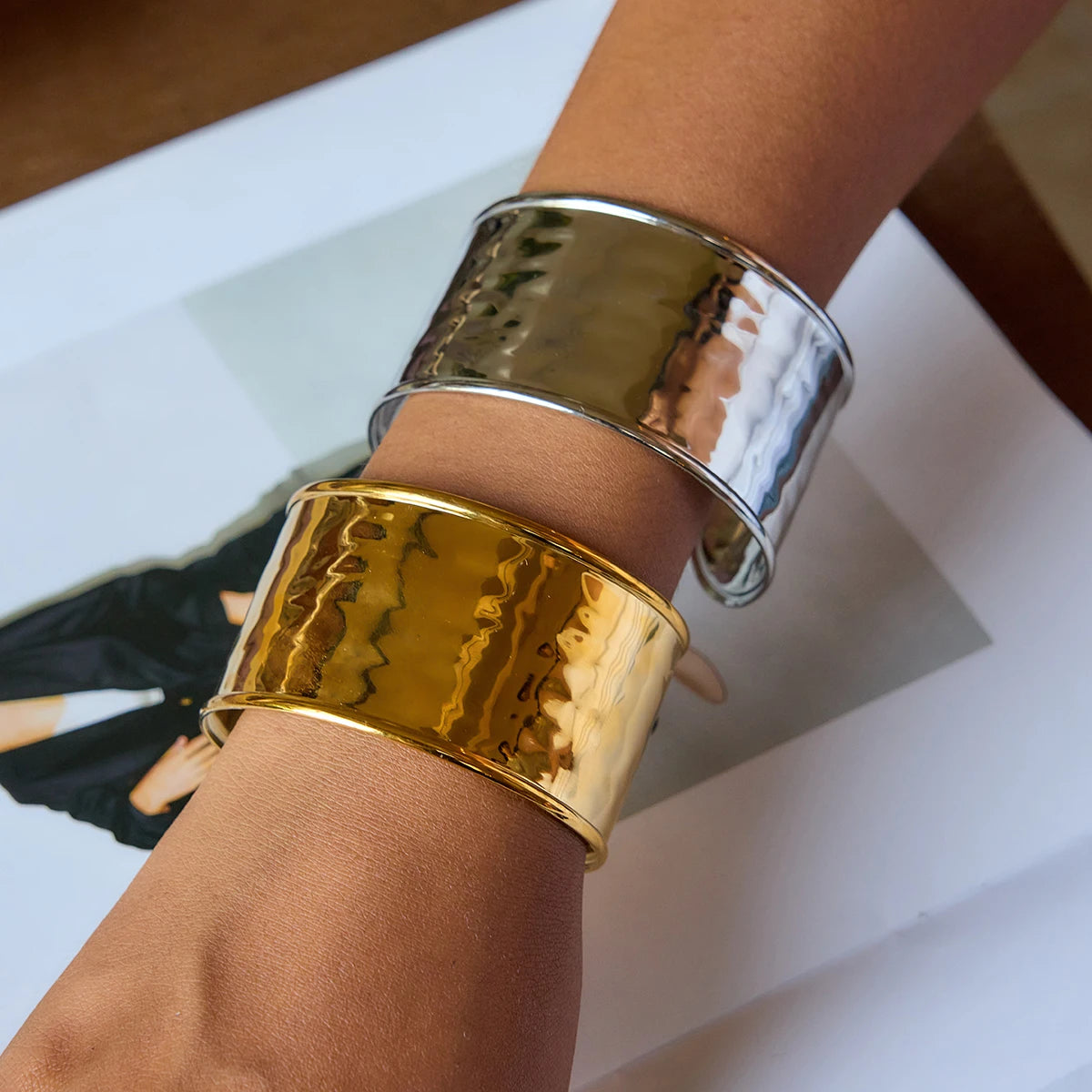 Brazalete Minimalista Apilable – Acero Inoxidable Chapado en Oro 18K, Diseño Martillado para Mujer