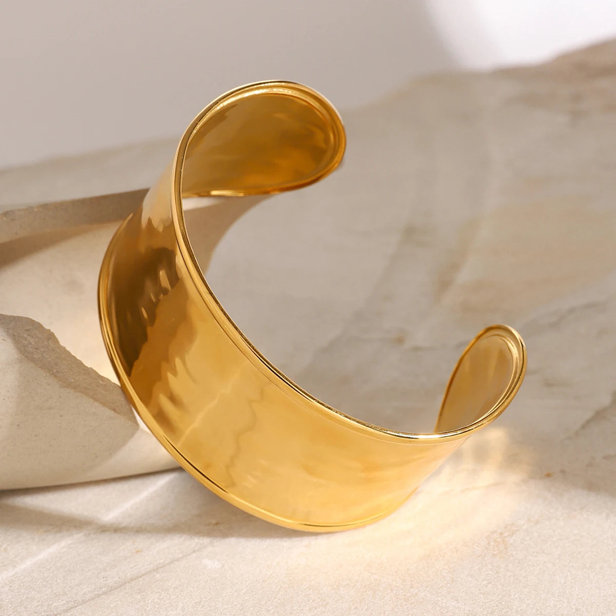 Brazalete Minimalista Apilable – Acero Inoxidable Chapado en Oro 18K, Diseño Martillado para Mujer