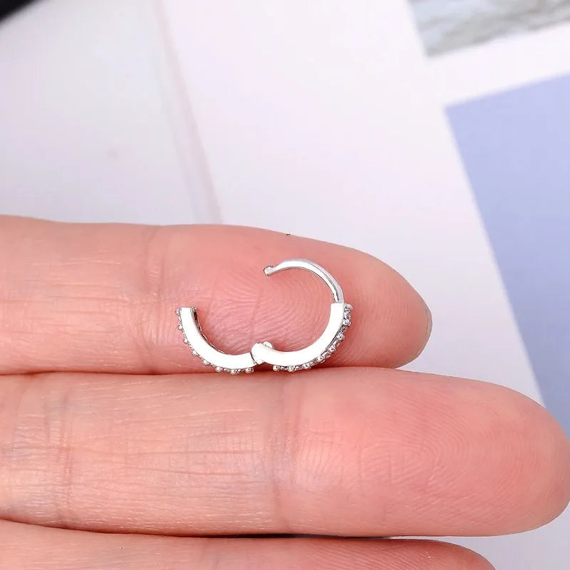 Aretes Aura Huggie – Plata 925 y Zirconia