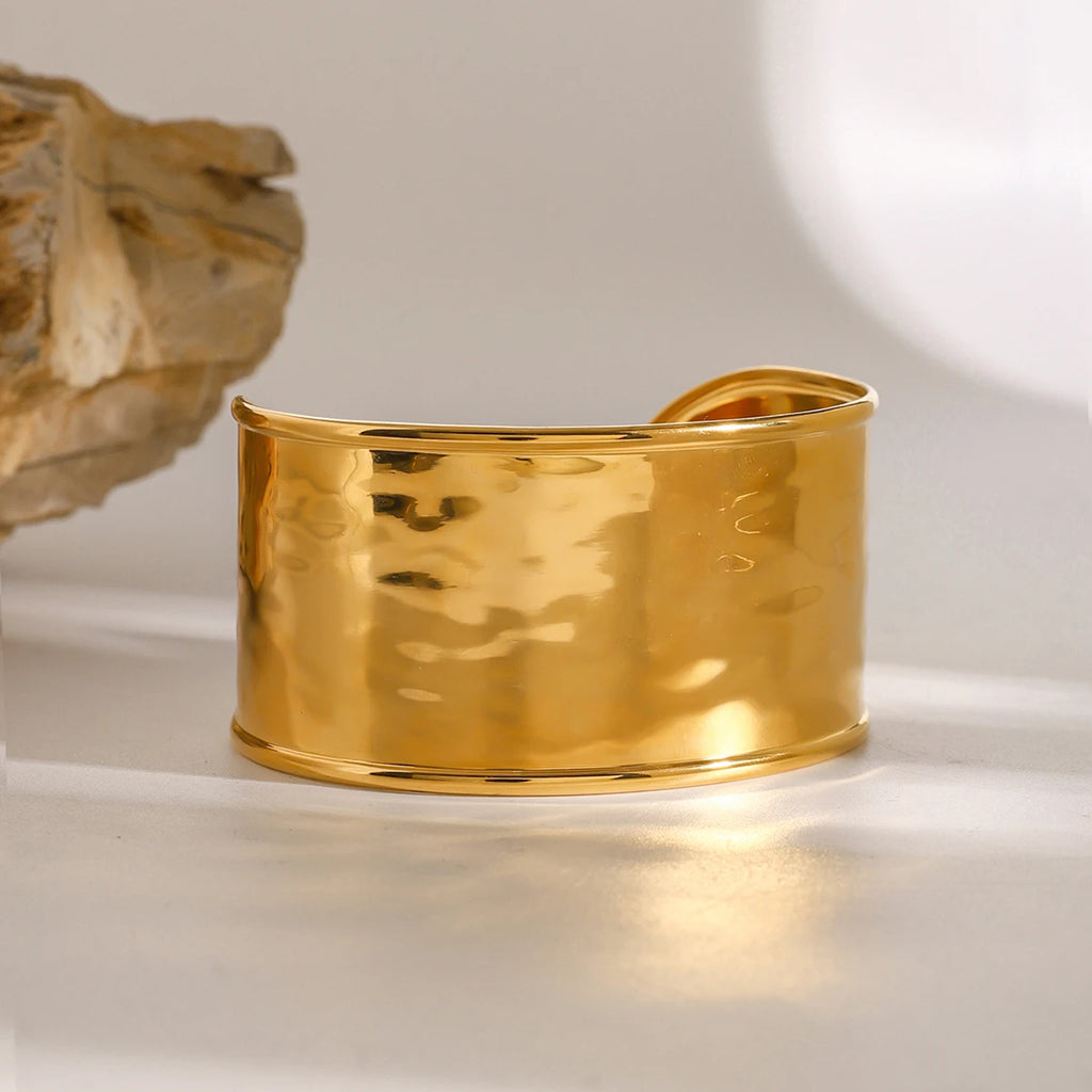 Brazalete Minimalista Apilable – Acero Inoxidable Chapado en Oro 18K, Diseño Martillado para Mujer
