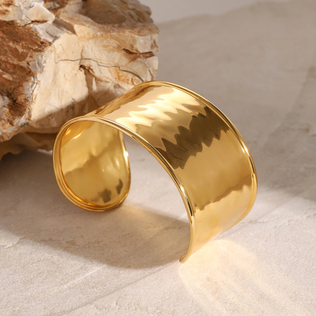 Brazalete Minimalista Apilable – Acero Inoxidable Chapado en Oro 18K, Diseño Martillado para Mujer