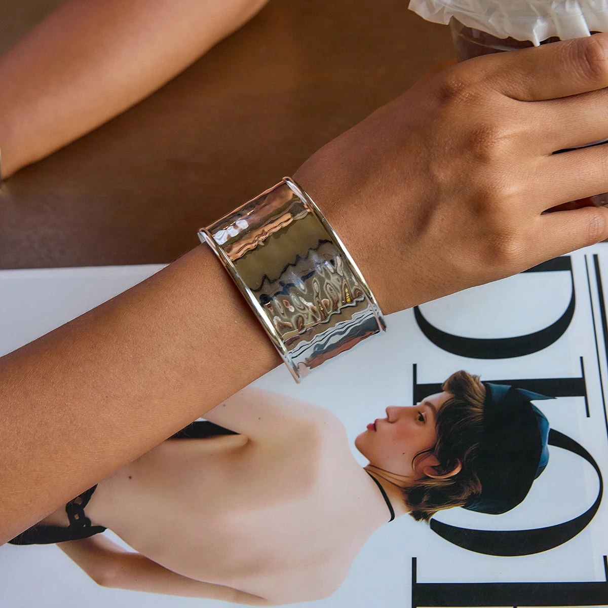 Brazalete Minimalista Apilable – Acero Inoxidable Chapado en Oro 18K, Diseño Martillado para Mujer